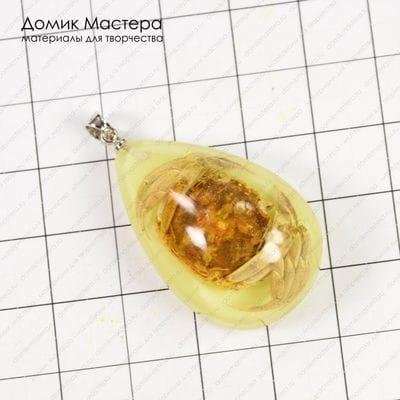 F-Pod-Akr-000004 - краб в смоле, подвеска, накапливает свет и светится в темноте, 34х23мм