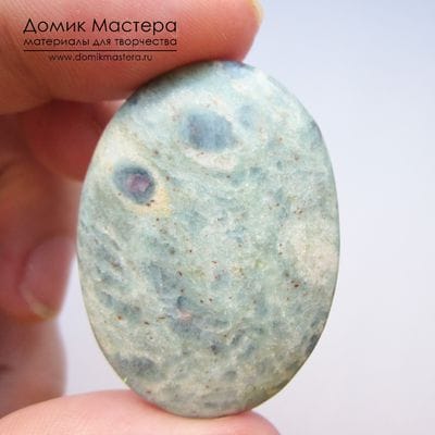 K-K-001868 - фуксит с корундом (поделочное качество) и кианитом, кабошон, натуральный камень, 40х29х5мм