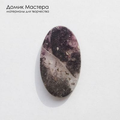 K-K-002467 - клинохлор хромистый в кварце, кабошон, натуральный камень, Россия, 50х29х5мм