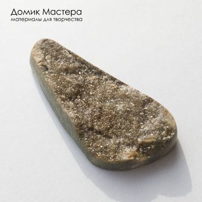 K-K-002468 - гранат щеточка (кристаллы граната), кабошон (вставка), натуральный камень, Россия, 67х33х8мм
